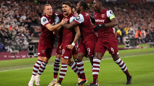 שחקני ווסטהאם חוגגים עם לוקאס פאקטה (צילום: אימג'בנק  GettyImages, Julian Finney)
