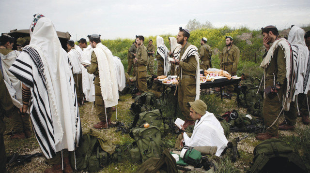 חיילים חרדים בשטח כינוס (צילום: אביר סולטן)