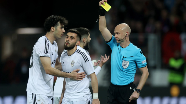 אנתוני טיילור שופט כדורגל מול אלווין צ'פארקוילייב קרבאח (צילום: GettyImages)