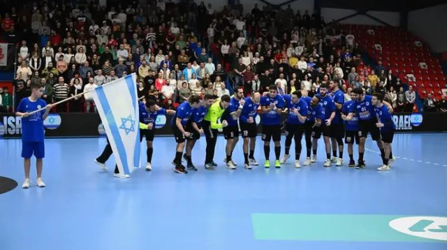 ההכרעה עוברת ליום ראשון. שחקני הנבחרת (צילום: אתר רשמי, באדיבות - slovakhandball.sk)