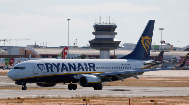 מטוס ריינאייר (צילום: REUTERS/Pedro Nunes)