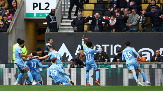 שחקני קובנטרי חוגגים העפלה לחצי גמר הגביע האנגלי (צילום: רויטרס)