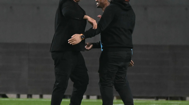 מאמן הפועל חדרה חיים סילבס עם מנשה זלקה (צילום: ברני ארדוב)