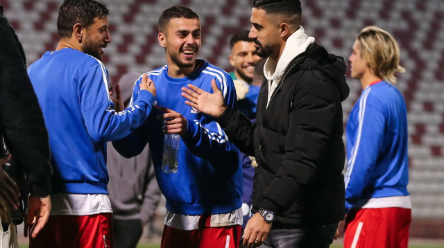 בירם כיאל עם שחקני בני סכנין (צילום: מאור אלקסלסי)