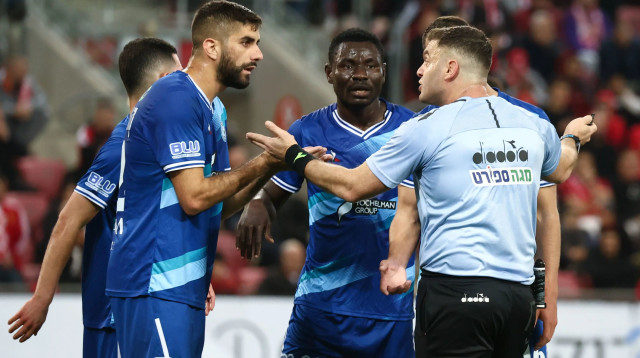 שי קונסטנטין עירוני טבריה מול שלומי בן אברהם שופט כדורגל (צילום: דני מרון)