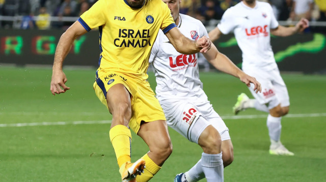 שחקן מכבי תל אביב אייל גולסה לפני שחקן הפועל חיפה איתמר נוי (צילום: דני מרון)