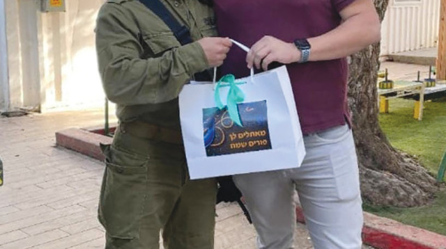 אהרון קרוב מעניק משלוח מנות (צילום: Ou ישראל)