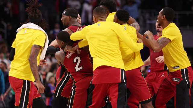 באם אדבאיו אחרי שקלע סל ניצחון במדי מיאמי היט (צילום: GettyImages, Gregory Shamus)