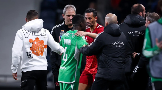 דן איינבינדר שחקן הפועל תל אביב בעימות עם עלי מוחמד שחקן מכבי חיפה (צילום: מאור אלקסלסי)