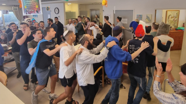 אירועי הפורים בישיבת אמית כפר גנים (צילום: יאיר הרמן)