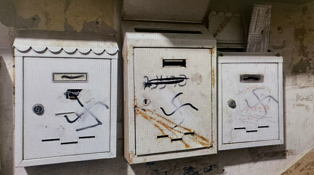 צלבי הקרב שאותם החשוד צייר בירושלים (צילום: דוברות המשטרה)