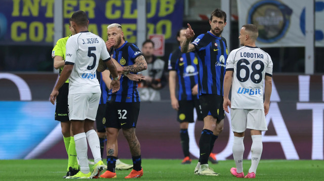 שחקן אינטר פרנצ'סקו אצ'רבי מתעמת עם שחקן נאפולי חואן ז'סוס (צילום: GettyImages, Jonathan Moscrop)