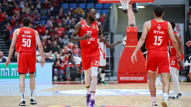 שחקן הפועל ירושלים ג'קורי וויליאמס בין יובל זוסמן, נמרוד לוי (צילום: לירון מולדובן)