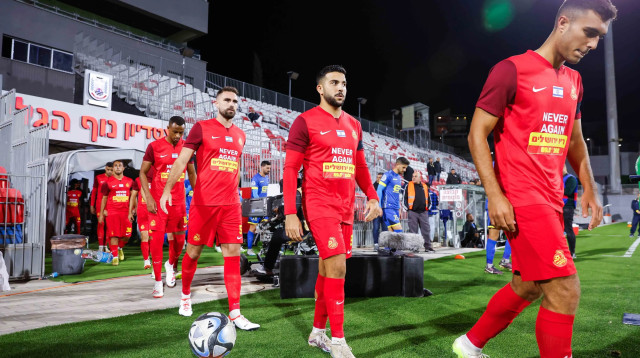 שחקני מ.ס. אשדוד עולים לכר הדשא (צילום: מאור אלקסלסי)