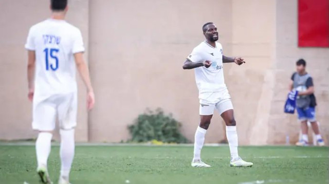 מאנז'ק שגה וסייע לחגאני לחגוג צמד (צילום: מאור אלקסלסי)