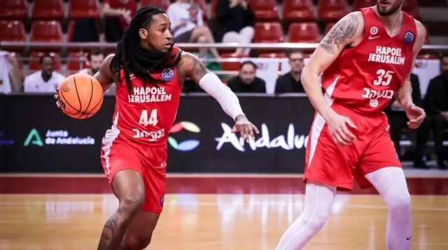 שחקן הפועל ירושלים ספידי סמית' ליד זאק הנקינס (צילום: אתר רשמי, fiba.com)