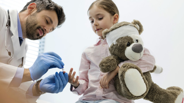 ילדה עם בובה (צילום: ingimage ASAP)