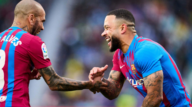 ממפיס דפאי לצד דני אלבס ברצלונה (צילום: GettyImages)