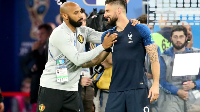 תיירי הנרי לצד אוליבייה ז'ירו נבחרת צרפת (צילום: GettyImages)