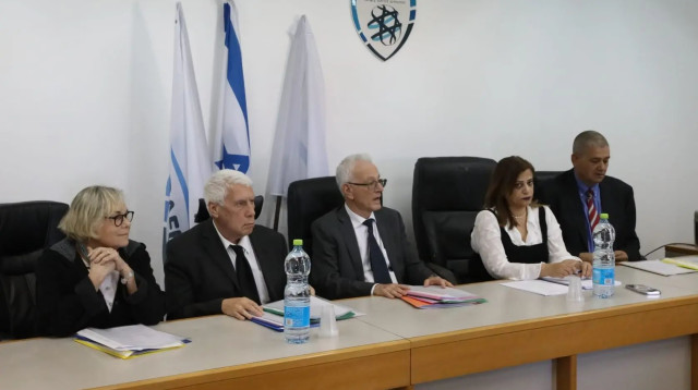 הדיינים של בית הדין של ההתאחדות לכדורגל (צילום: שלומי גבאי)