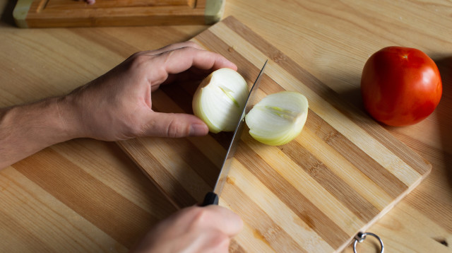 חותכים בצל? כך תחסכו בדמעות (צילום: אינג'אימג')