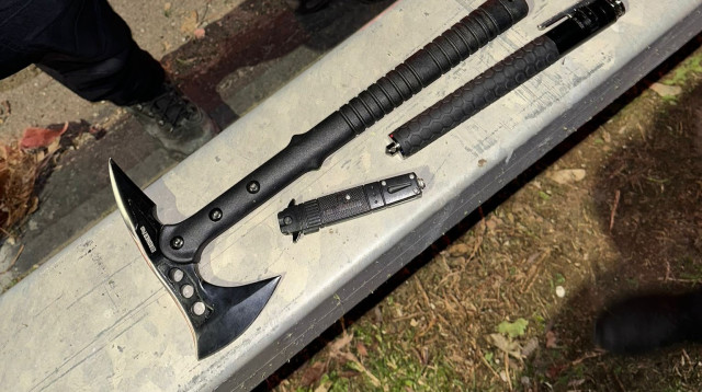 הגרזן שנתפס ברשות החשוד (צילום: דוברות המשטרה)