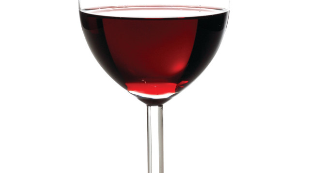 כוס יין אדום (צילום: אינג אימג')