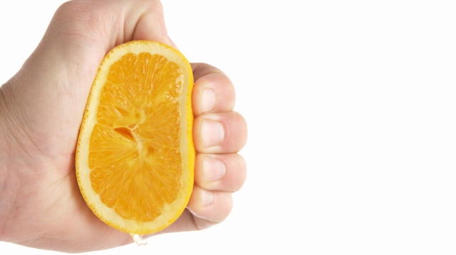 איך אתם סוחטים לימון? אתם תהיו בהלם מהשיטה הזו (צילום: אינג'אימג')