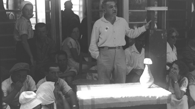 ברל כצנלסון נושא דברים בכינוס הקורא להגירה מהעיר אל הכפר (צילום: קלוגר זולטן לע''מ)