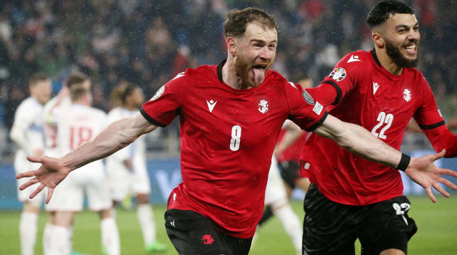 בודו זיבזיבדזה שחקן נבחרת גאורגיה חוגג שער (צילום: רויטרס)