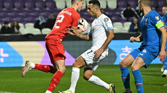 ערן זהבי שחקן נבחרת ישראל מול האקון ואלדימארסון שוער נבחרת איסלנד (צילום: GettyImages, ATTILA KISBENEDEK/AFP)