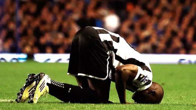 דמבה בה שחקן ניוקאסל חוגג שער (צילום: רויטרס)