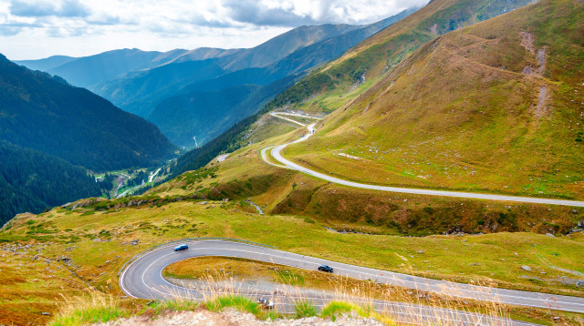 כביש "טראנספאגרסאן", אחת הדרכים היפות והמסוכנות בהרי הקרפטים ברומניה (צילום: אינגאימג')