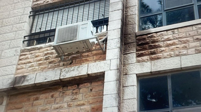 בית בירושלים שנפגע מבקבוק תבערה (צילום: דוברות המשטרה)