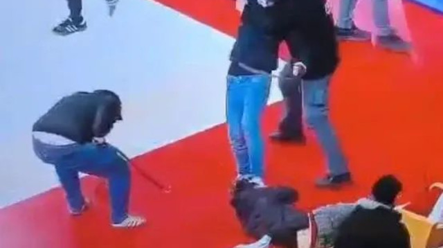 אוהדים של הפועל תל אביב תוקפים אוהד של הפועל חיפה (צילום: צילום מסך, מתוך שידורי הטלוויזיה)