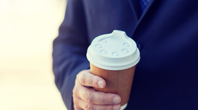 הימנעו משתייה של משקאות חמים בכוסות קרטון (צילום: אינג'אימג')