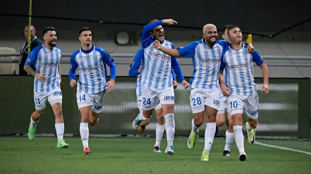 שחקני מכבי יפו חוגגים עם גיל יצחק (צילום: אריאל שלום)