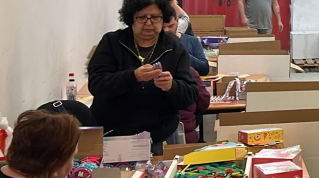 אורזים משלוחי מנות במפעל "המשקם" (צילום: יח"צ)