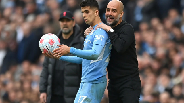 מאמן מנצ'סטר סיטי פפ גווארדיולה עם ז'ואאו קאנסלו (צילום: GettyImages, Michael Regan)