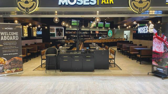 מוזס בורגר בר חדש בנתב"ג (צילום: רונן לוי)