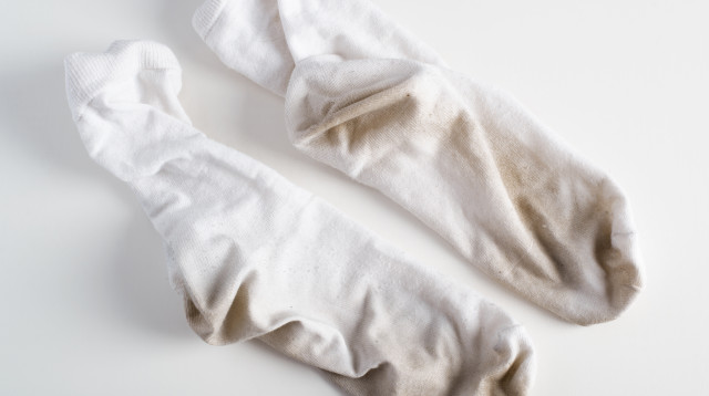 כך תוכלו להלבין את הגרביים שייראו כמו חדשות (צילום: אינג'אימג')