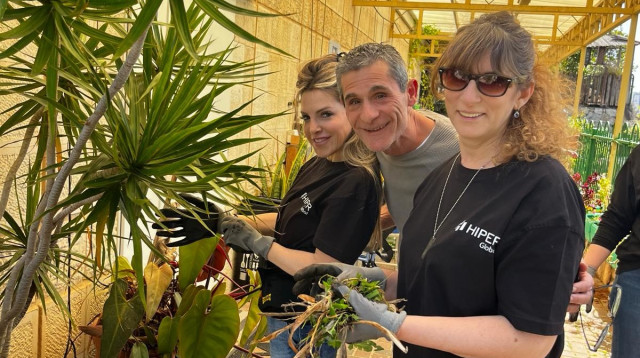 עובדי הייפר גלובל מתנדבים לסדר את הגינה בבית גיל הזהב בראש העין  (צילום: יח"צ)