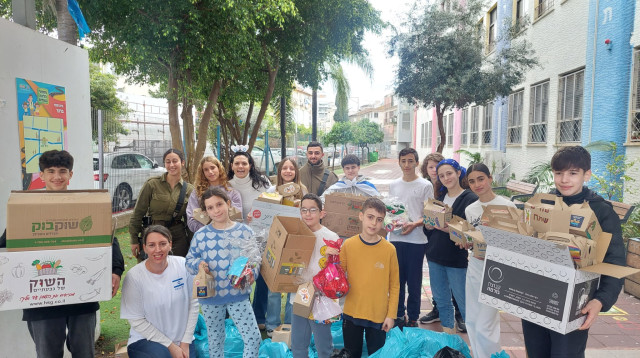 תלמידי ברנר עם משלוחי המנות  (צילום: דוברות עיריית גבעתיים)