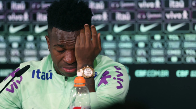 חלוץ ריאל מדריד ונבחרת ברזיל, ויניסיוס ג'וניור, פורץ בבכי כאשר נשאל על הגזענות שהוא חווה (צילום: GettyImages)