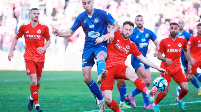 שחקן מכבי פתח תקוה עוביידה חטאב, מול שחקן הפועל תל אביב עומרי אלטמן (צילום: קובי אליהו)