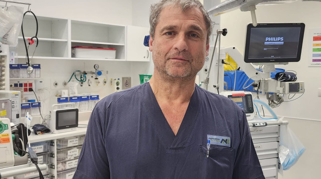 ד"ר רון למדן בניתוח פורץ דרך (צילום: בית החולים אסותא אשדוד)