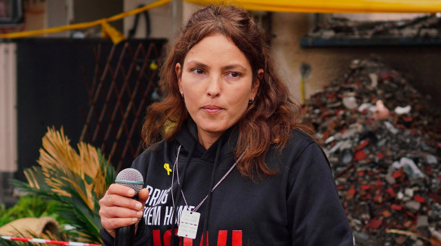 עמית סוסנה בכפר עזה, לאחר שחרורה משבי חמאס (צילום: רויטרס)