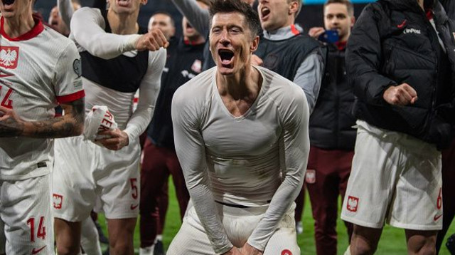 רוברט לבנדובסקי חוגג עם שחקני פולין (צילום: Visionhaus / Contributor)