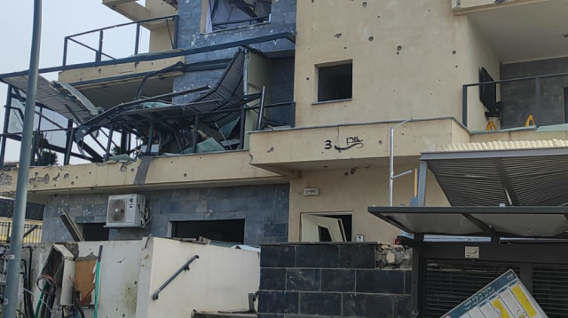 פגיעת רקטה במבנה בקריית שמונה (צילום: שימוש לפי סעיף 27א')