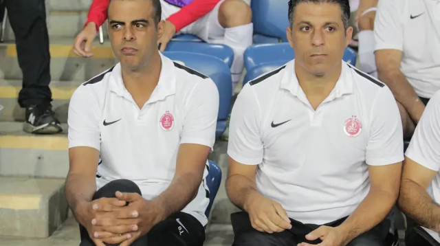 מאמן הפועל תל אביב גיא לוזון עם עוזרו אופיר חיים (צילום: יותם רונן)